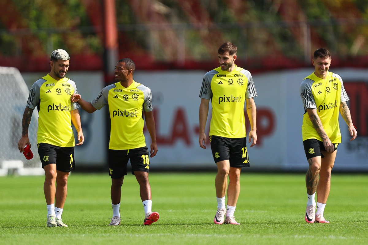 Arrascaeta e De La Cruz devem retornar como titulares no Flamengo contra o Criciúma