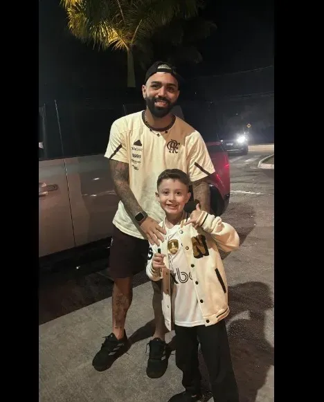 Gabigol e jovem torcedor do Flamengo chamam atenção na internet