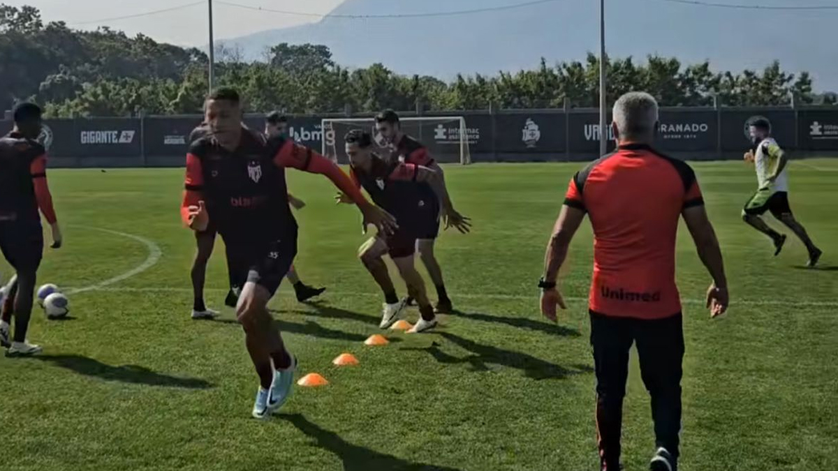 Atlético-GO treina no CT do Vasco antes de enfrentar o Flamengo pelo Brasileirão.