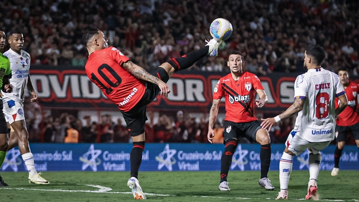 Atlético-GO enfrenta Flamengo em meio à maior crise da temporada.