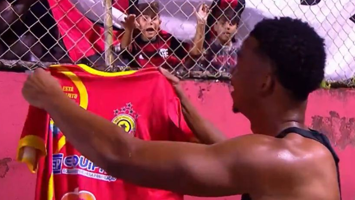 Herói na vitória do Flamengo, Carlinhos entrega camisa para projeto social na Bahia.