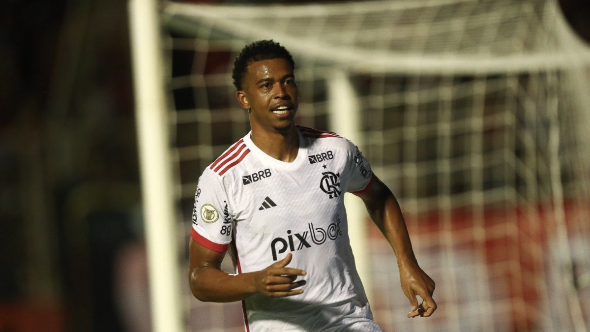 Carlinhos celebra gol em homenagem à torcida do Flamengo contra o Vitória