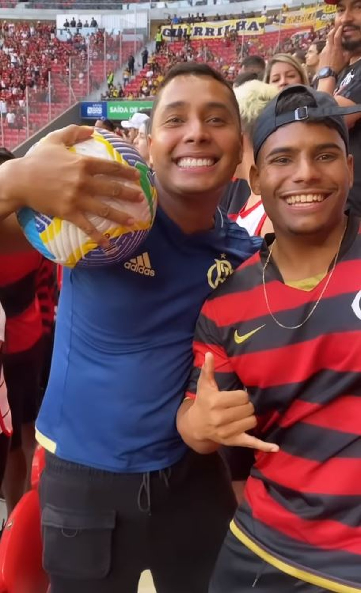 Torcedor do Flamengo que lançou bola na área do Criciúma é aclamado pela torcida e organiza evento para celebrar; vídeo mostra ação.