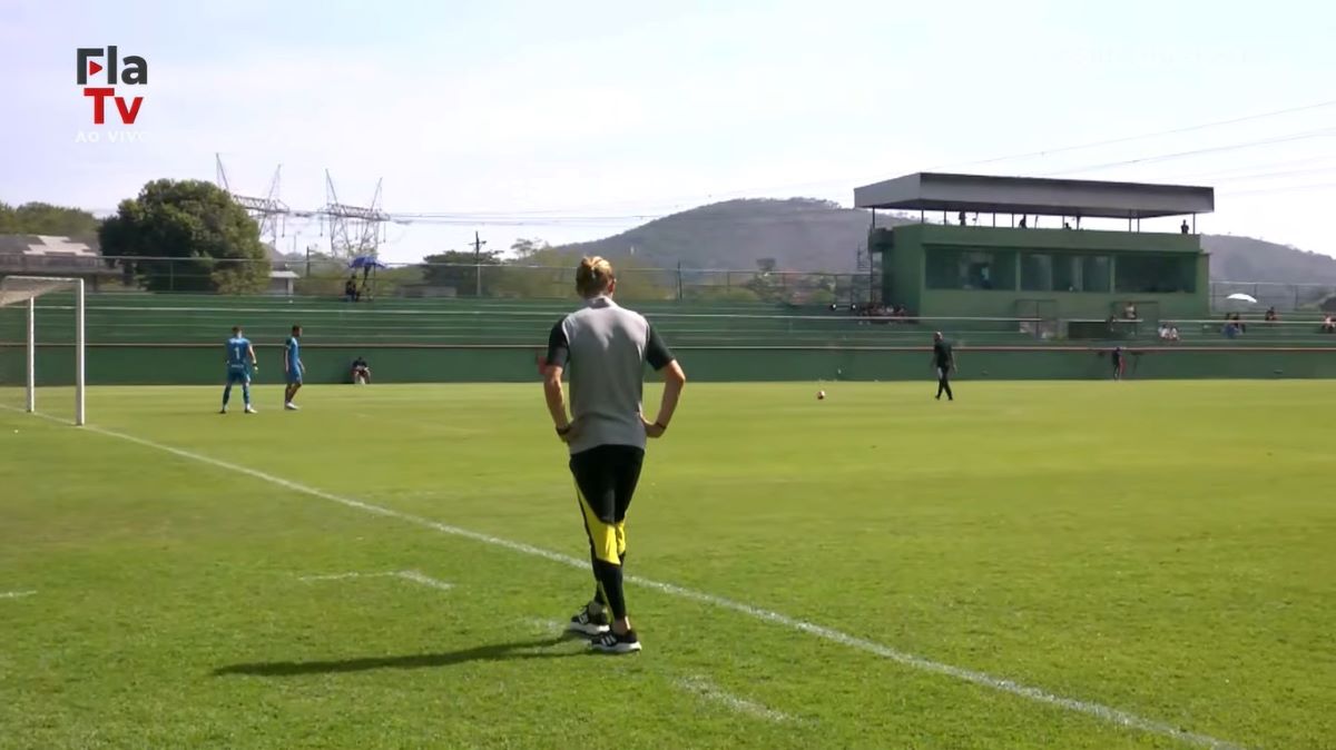 Flamengo é derrotado pelo Vasco no Carioca após jogador ser expulso