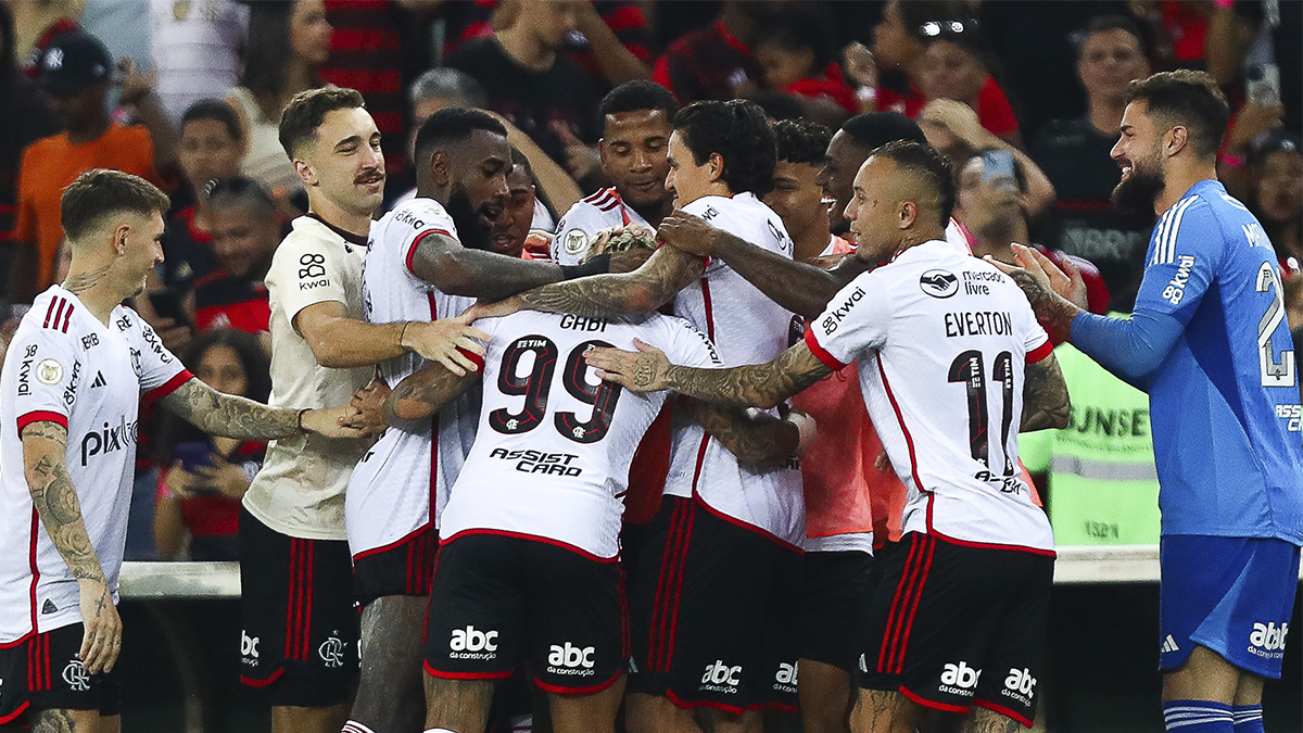 Jogadores do Flamengo descansam depois de vencer no Brasileirão