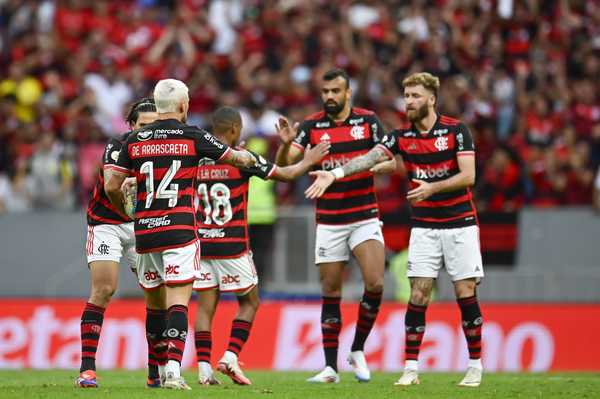 Análise: Estratégia de Tite no segundo tempo coloca Criciúma em situação delicada, e Flamengo conquista vitória suada