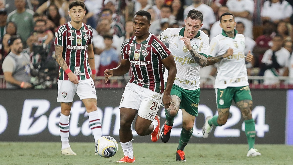 Palmeiras é derrotado pelo Fluminense e Flamengo recupera vice-liderança com 1 jogo a menos no Brasileirão.