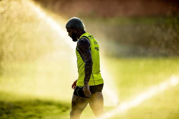 Gabigol se apresenta ao Flamengo e treina no Ninho antes de aguardar notificação do CAS sobre decisão anulando processo por falha na intimação à União Federal.