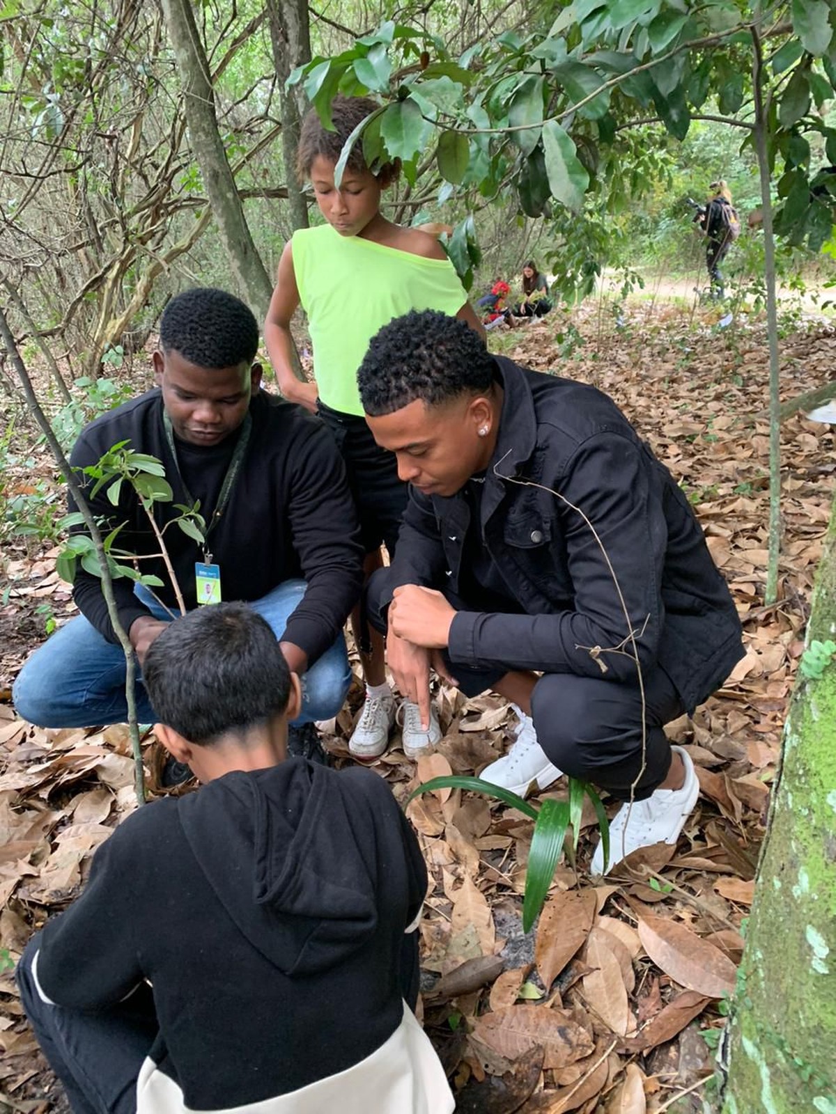 Presença de Carlinhos marca ação do Flamengo para plantio de 540 árvores no Bosque da Barra