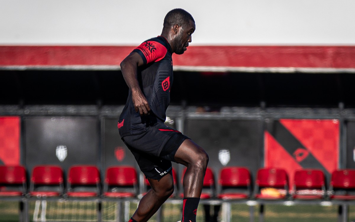 Atlético-GO pode contar com reforço de atacante da seleção para enfrentar o Flamengo.