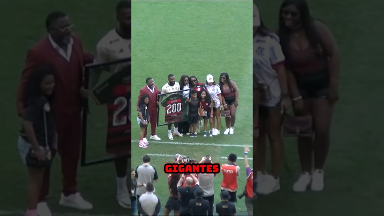 GERSON RECEBE HOMENAGEM NO MARACANÃ.