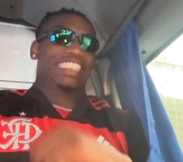 Rafael Leão, jogador do Milan, mostra empolgação ao usar camisa do Flamengo em vídeo e anima torcedores; confira