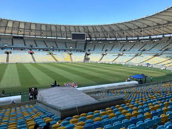 Maracanã passa por reparos no gramado antes de sequência de 10 jogos até o fim de agosto; foto