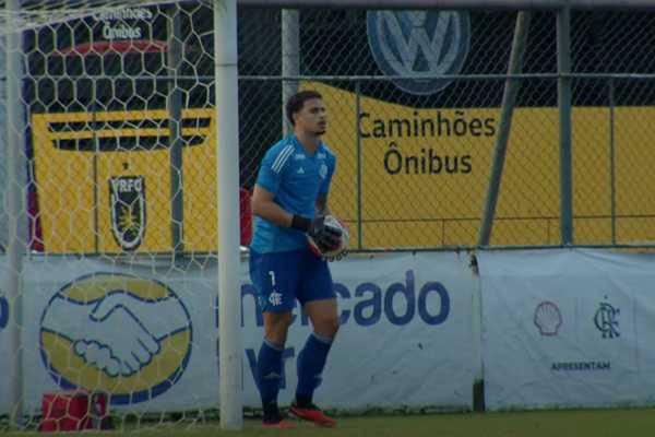 Goleiro do sub-20 do Flamengo retorna aos gramados após superar câncer e comemora: "Minha reestreia"