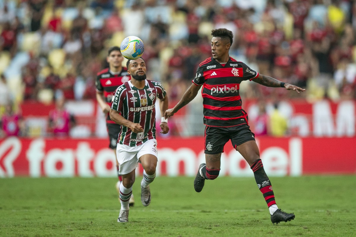 Flamengo vence o Fluminense em jogo conturbado com expulsão de Fernando Diniz e mantém rival na lanterna