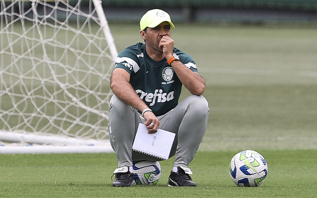 Com 3 volantes, Palmeiras adota mesma estratégia de derrota contra o Flamengo.