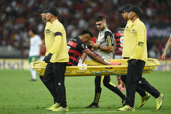 Lesão no tornozelo direito tira Bruno Henrique do jogo do Flamengo contra o Fortaleza