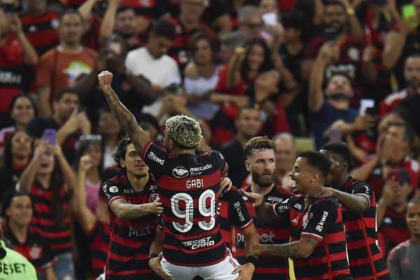 Torcedores do Flamengo estão divididos sobre possível troca entre Gabigol e Dudu, do Palmeiras