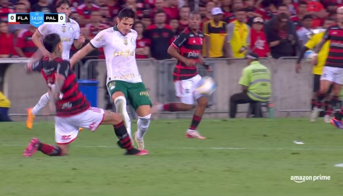 Jogador do Palmeiras dá entrada dura em Pulgar, é punido com cartão amarelo e irrita torcedores do Flamengo