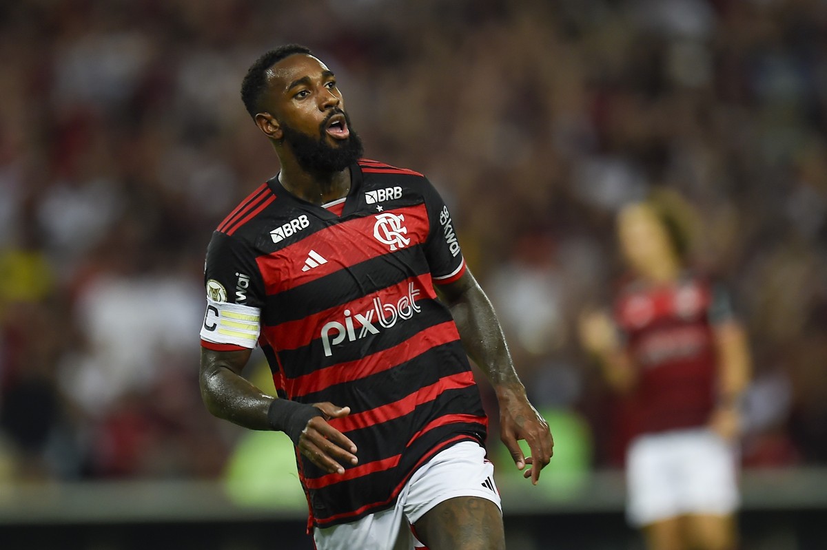 Gerson se destaca como líder e figura paterna para os jovens jogadores do Flamengo, além de ser o “coringa” da equipe