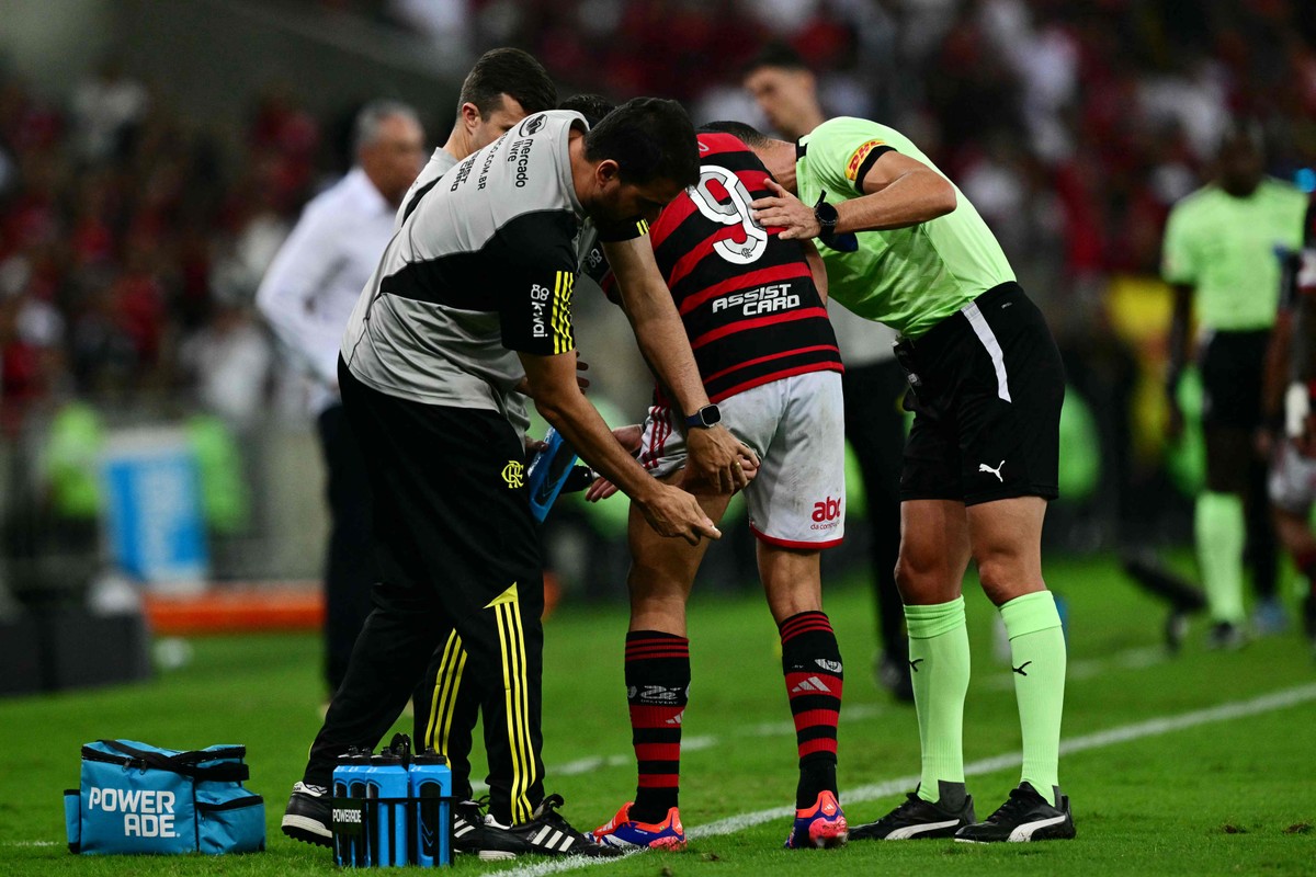 Lesão de Pedro no primeiro tempo força sua substituição em Flamengo x Bolívar pela Libertadores