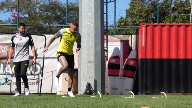 Flamengo conclui treinamentos com Cebolinha e se desloca para São Paulo em preparação para jogo contra o Palmeiras no Allianz Parque.