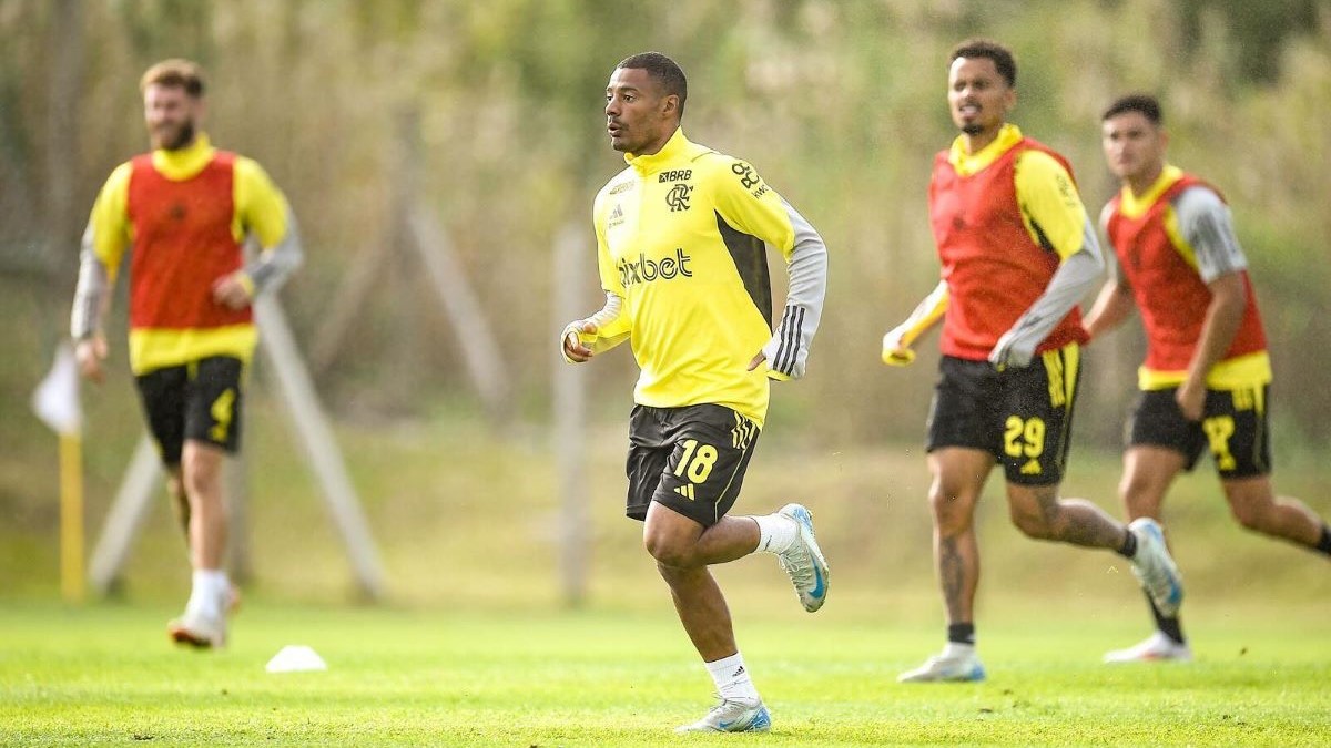 De La Cruz envia mensagem para Luis Suárez depois do treino do Flamengo.