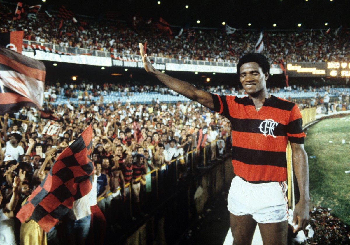 Adílio é o terceiro jogador com mais jogos na história do Flamengo, mas sua ausência deixa saudades na torcida rubro-negra.