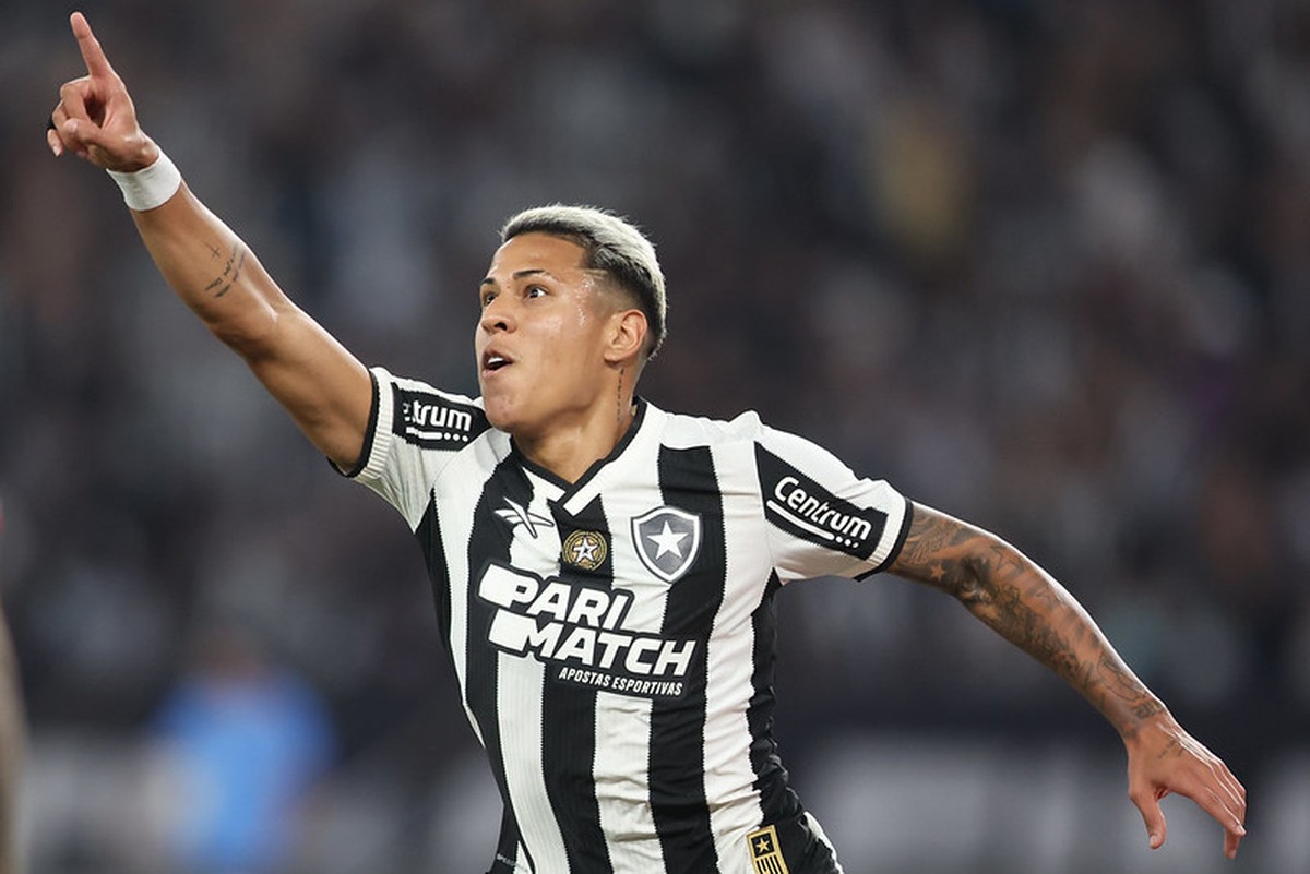 Botafogo arrasa Flamengo por 4 a 1 e reassume a ponta do Brasileirão de forma espetacular.