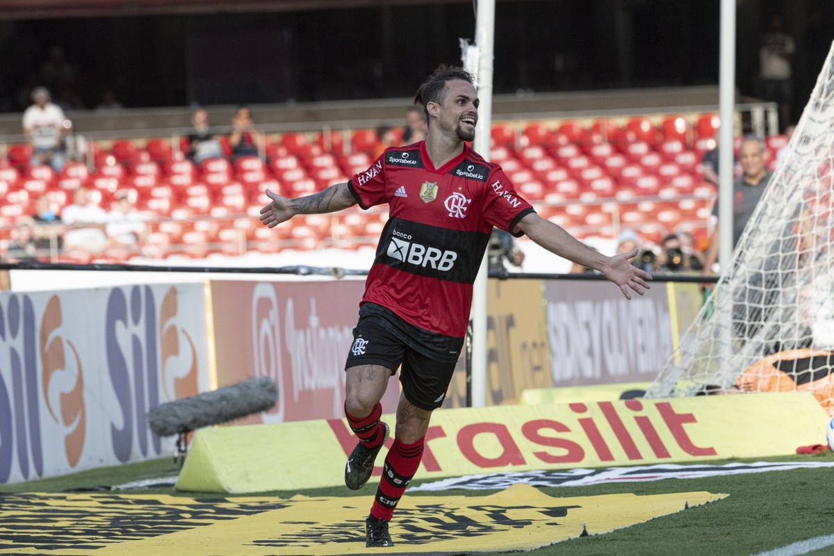 Michael encaminha retorno ao Flamengo após se despedir do Al-Hilal