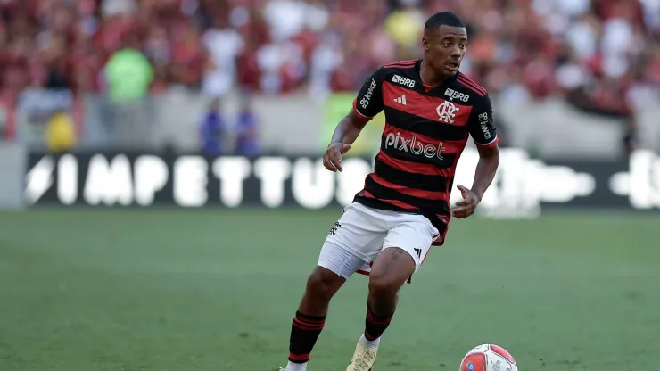 De La Cruz continua aprimorando seu jogo com bola no CT do Flamengo