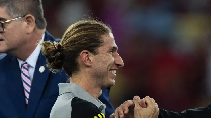 Diretoria do Flamengo planeja efetivar Filipe Luís até 2025, demonstrando confiança no jogador.