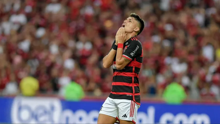 Luiz Araújo sofre com dores no joelho durante o clássico.