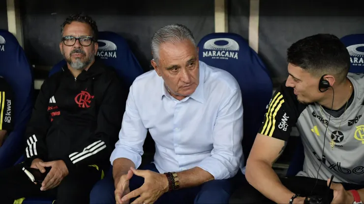 Saída iminente de Tite do Flamengo preocupa diretoria, que busca adiar decisão até o fim do ano.