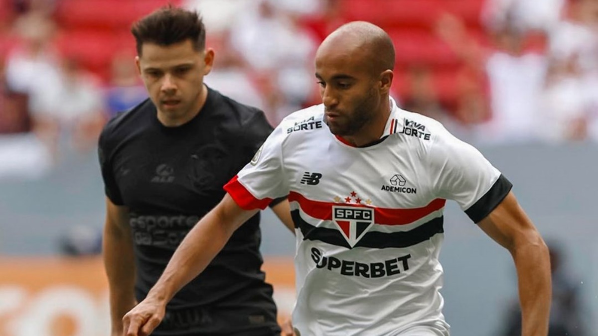 São Paulo derrota o Corinthians e ultrapassa o Flamengo na classificação do Brasileirão.