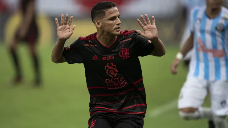 Thiaguinho está de volta ao Flamengo, treina e está pronto para entrar em campo, mesmo após ser barrado por Tite.