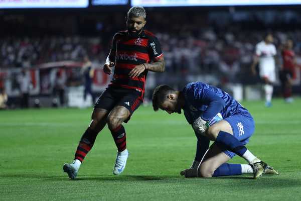 Reservas do São Paulo não incomodam, e Flamengo perde a liderança sem ameaçar o gol adversário