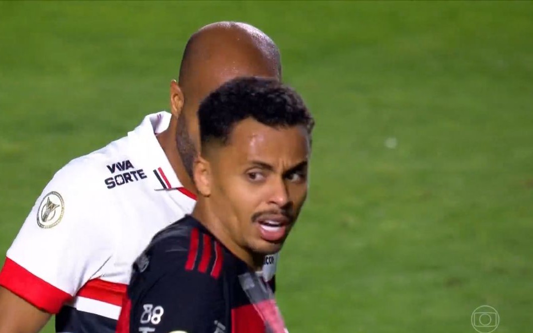 Allan é alvo de críticas de torcedores durante jogo do Flamengo.