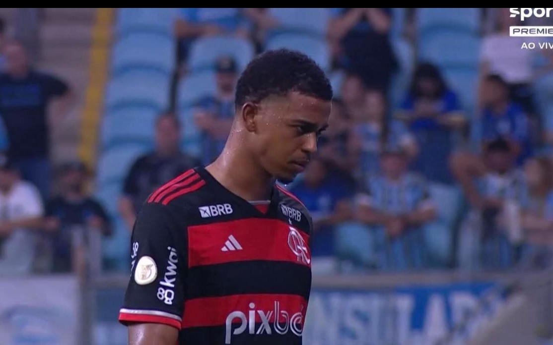 Carlinhos, jogador do Flamengo, é vítima de racismo durante partida contra o Grêmio.