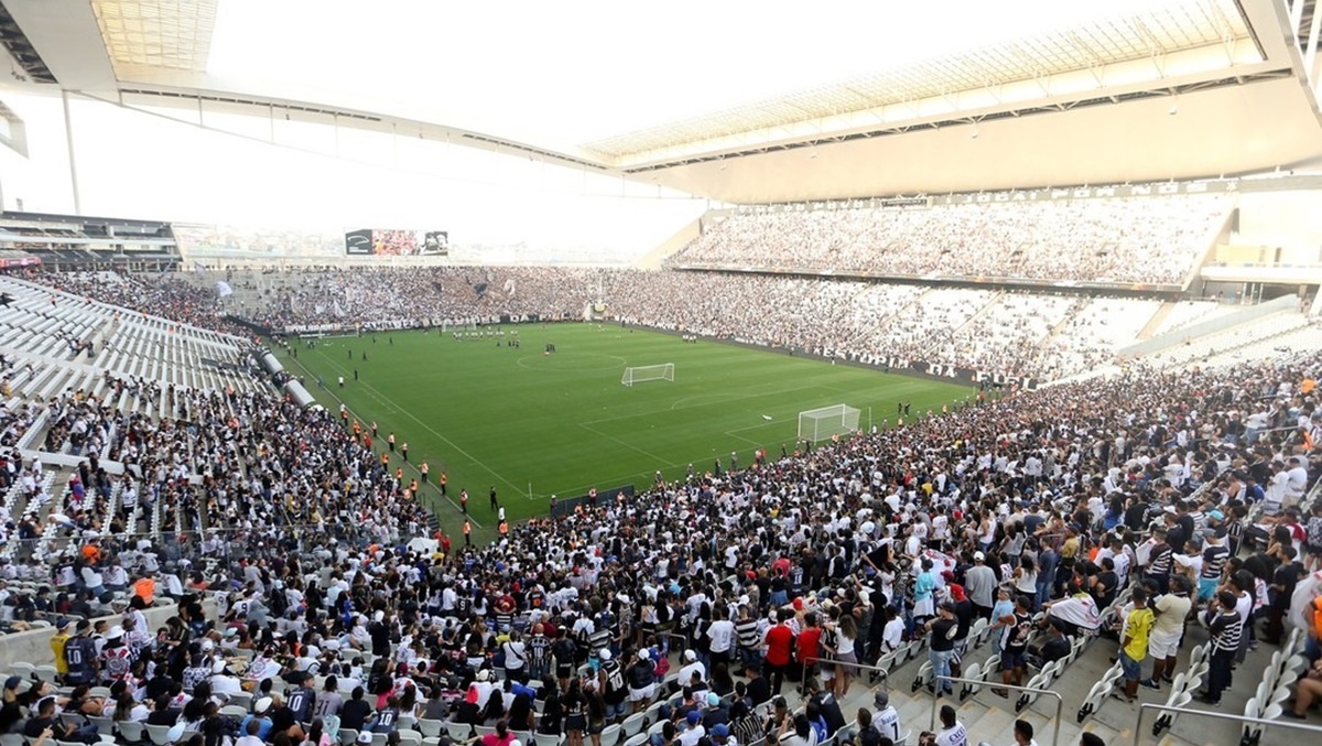 Corinthians emite comunicado de reprovação à CBF após alteração de data em jogo contra o Flamengo.