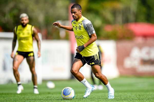 De la Cruz treina com o grupo do Flamengo e está perto de reforçar o time contra o Palmeiras