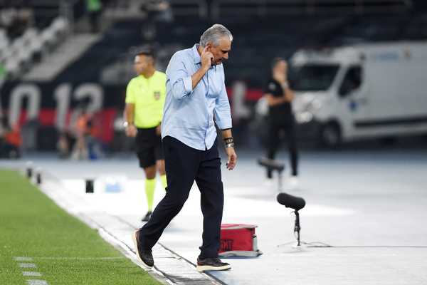 Tite critica Flamengo por sofrer quatro gols sem explicar escolha de Victor Hugo em vez de Arrascaeta