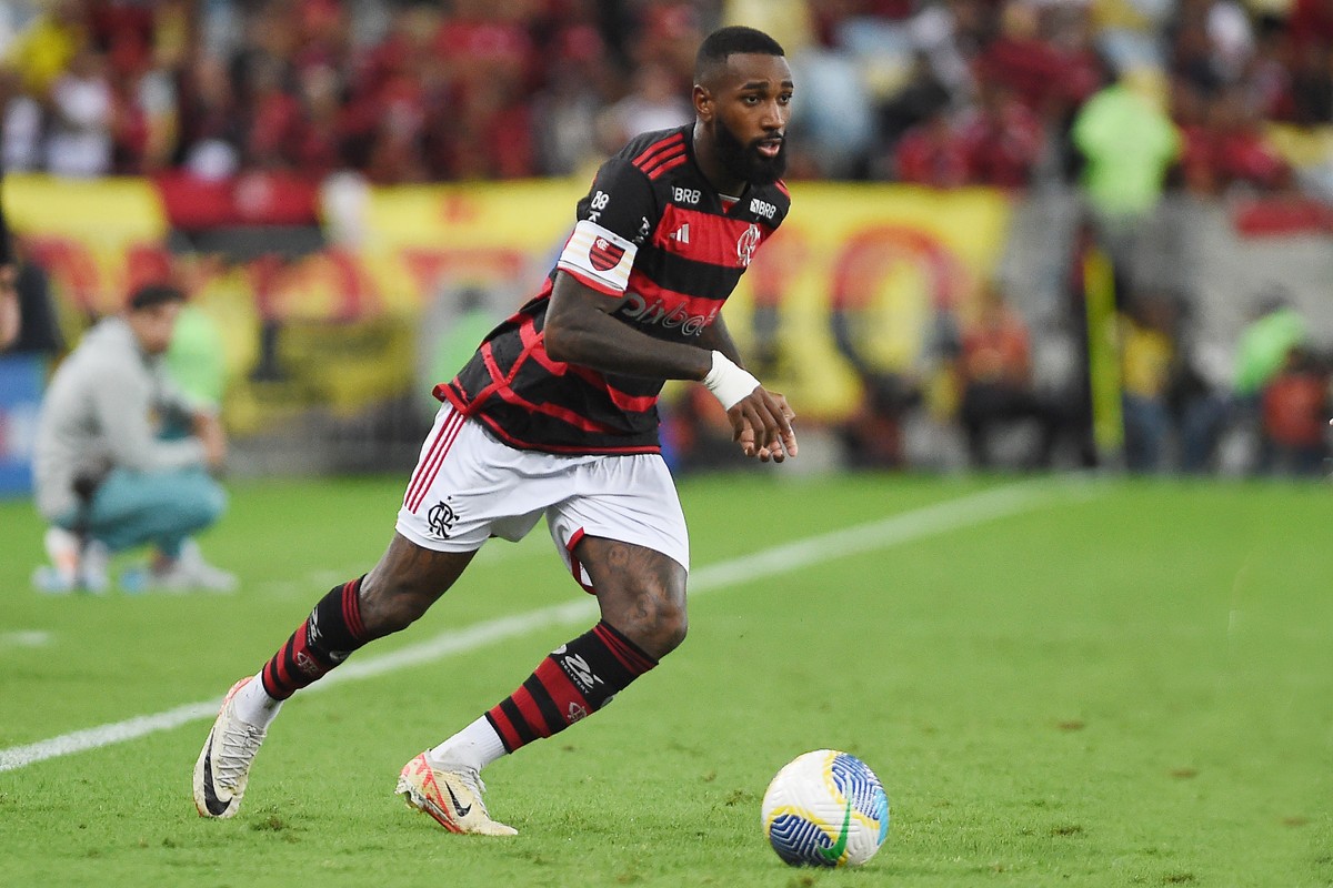 Quatro jogadores do Flamengo estão na pré-lista de Dorival para a Seleção em setembro. Fabrício Bruno, Ayrton Lucas, Gerson e Pedro foram convocados para a Data Fifa. A CBF iniciou o processo no sábado, 17 de agosto de 2024, seguindo as recomendações da Fifa.