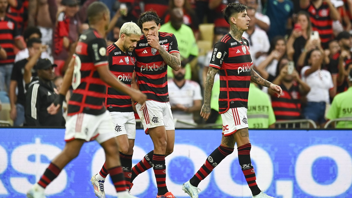 Portal afirma que Flamengo tem 2 jogadores entre os 10 maiores salários do Brasil.