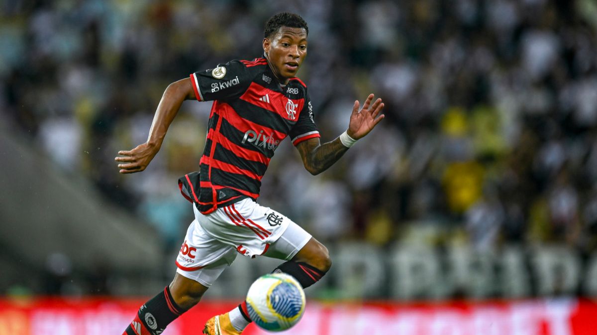 Reforço do Flamengo busca posição de titular em partida da Libertadores.