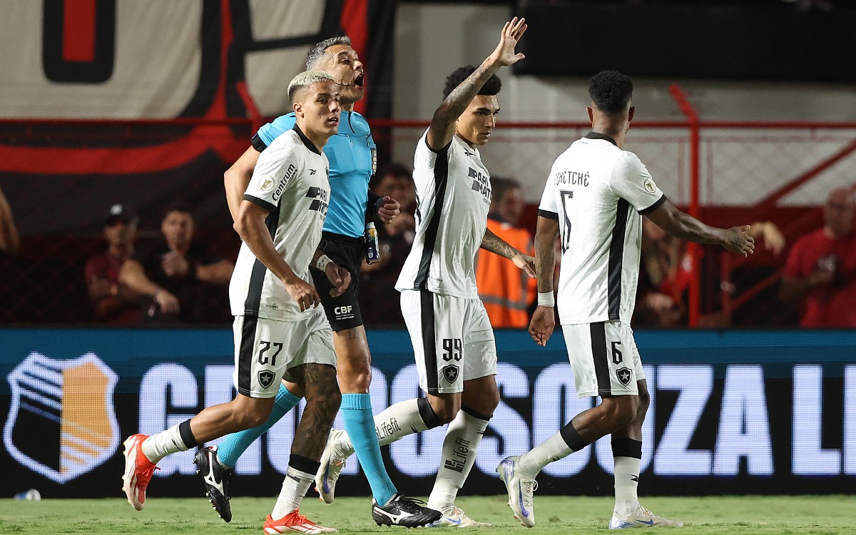 Botafogo derrota Atlético-GO e supera o Flamengo no Campeonato Brasileiro.