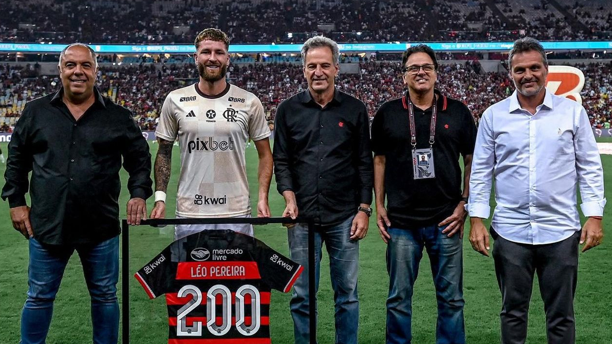 Leo Pereira recebe homenagem por atingir marca de 200 jogos pelo Flamengo