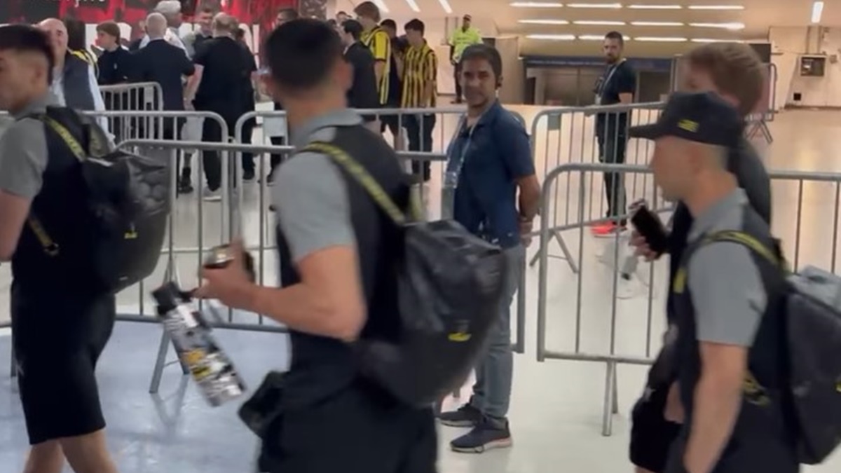 Jogadores do Peñarol celebram na saída do Maracanã após vitória sobre o Flamengo; assista ao vídeo