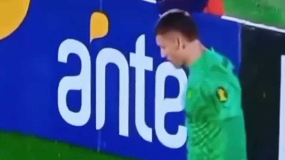 Goleiro do Peñarol causa surpresa em partida no Uruguai