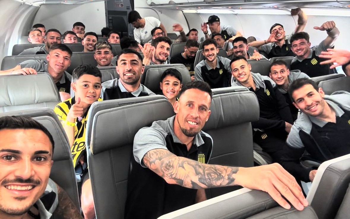 Jogadores do Peñarol celebram em voo para o Rio de Janeiro antes do jogo contra o Flamengo; assista ao vídeo